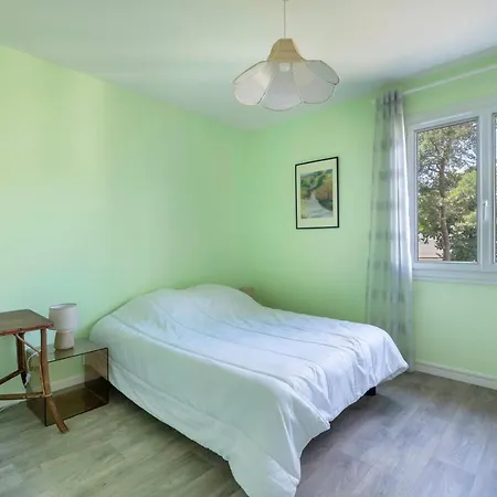 A 100 Metres De La Belle Maison Pour 9 Holiday home *